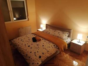 ein Schlafzimmer mit einem Bett mit einem Teddybär drauf in der Unterkunft Fenix1 in Knjazevac.