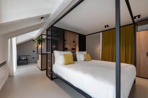 A bed or beds in a room at Residence - Palais Hörtenberg