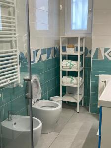 uma casa de banho com um WC e um lavatório em Approdo Felice em Formia