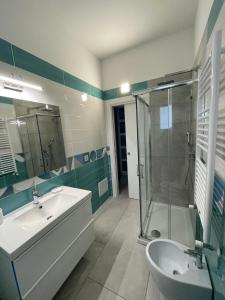 uma casa de banho com um lavatório, um chuveiro e um WC. em Approdo Felice em Formia