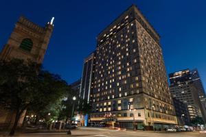Un palazzo alto in una città di notte di Magnolia Hotel Houston, a Tribute Portfolio Hotel a Houston