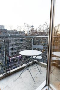 NUVA Apartments في كولونيا: طاولة و كرسيين يجلسون على شرفة