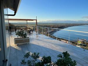 - un balcon avec vue sur l'eau dans l'établissement Bellavista, à Augusta