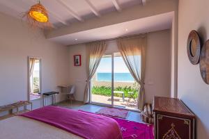 達赫拉的住宿－Kite House Dakhla，一间卧室配有一张床,享有海景