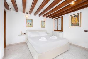 A bed or beds in a room at Ca Giardini Apartments in Biennale by Bricola Apartments