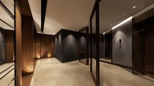 un pasillo con paneles de madera y una escalera en una casa en Modern Heights, en Juffair