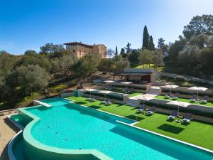 una vista aérea de un complejo con piscina en Finca Sa Bastida Luxury Retreat & Spa Adults Only, en Sant Joan