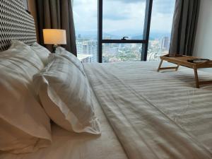 Voodi või voodid majutusasutuse The Platinum 2 Premium Suite by Reluxe toas