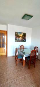 jadalnia ze stołem i dwoma krzesłami w obiekcie Apartamento Roquetas playa con WIFI w mieście Roquetas de Mar