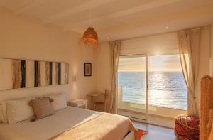 Kite House Dakhla في دخلة: غرفة نوم مع سرير وإطلالة على المحيط