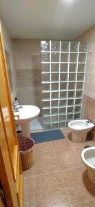 łazienka z umywalką i toaletą w obiekcie Apartamento Roquetas playa con WIFI w mieście Roquetas de Mar