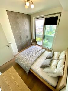 Säng eller sängar i ett rum på Private Room on an Espectacular and Unique View Shared Flat