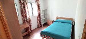 Łóżko lub łóżka w pokoju w obiekcie Apartamento Roquetas playa con WIFI