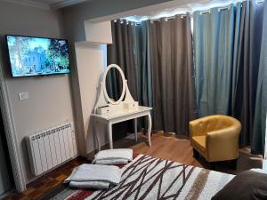 a bedroom with a dressing table and a mirror at Hotel Celta Galaico in Viveiro