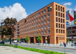 ein großes Backsteingebäude in einer Stadtstraße in der Unterkunft Apartament enjoy! Gdańsk Old Town in Danzig