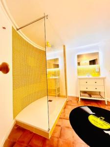 Ein Badezimmer in der Unterkunft Le Yellow - Hôtel Particulier XIXème