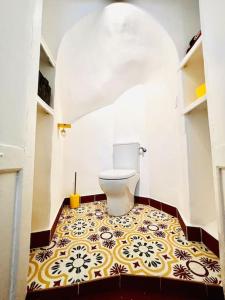 ein Bad mit einem WC auf einem Fliesenboden in der Unterkunft Le Yellow - Hôtel Particulier XIXème in Montpellier