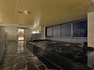 einen Pool in einem Gebäude mit Wasser in der Unterkunft APA Hotel Shinjuku-Kabukicho Tower in Tokio