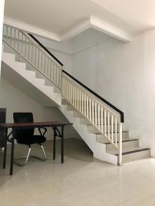 escalera con escritorio y barandilla en Yayah Hostel en Bogor