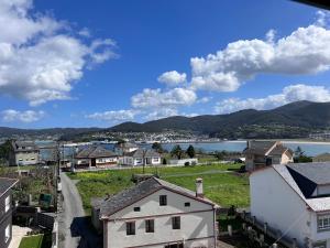 - Vistas a una ciudad con lago y montañas en Hotel Celta Galaico, en Viveiro