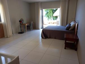 una camera da letto con un letto e un pavimento piastrellato di Beachfront Villa by M&H a Tamarin