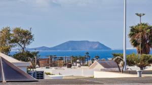 un skatepark avec l'océan en arrière-plan dans l'établissement Villa 61 PlayaBlanca Lanzarote Pool Spa, à Playa Blanca