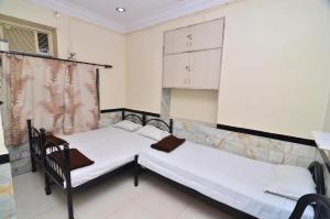 Postel nebo postele na pokoji v ubytování Shri Laxmi Lodge