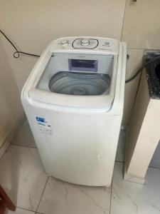 Un lave-linge est installé dans un coin de la pièce. dans l'établissement CASA DE FÉRIAS, à Barra do Garças