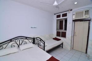 Postel nebo postele na pokoji v ubytování Shri Laxmi Lodge