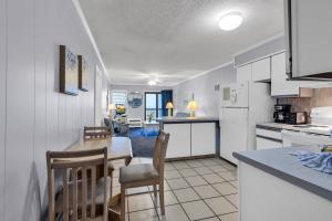 een keuken en eetkamer met een tafel en stoelen bij Walking distance to the beach Ocean Forest Villas in Myrtle Beach