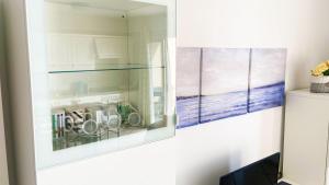 una cocina con 3 pinturas en la pared en Grande appartamento Tenerife Los Abrigos, en Los Abrigos