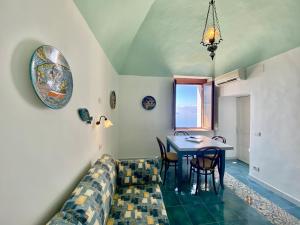 A seating area at Giardino Eden Villa