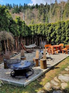 Giardino di Čarovná chata pri potoku s krbom v interiéri