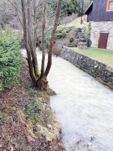 Giardino di Čarovná chata pri potoku s krbom v interiéri