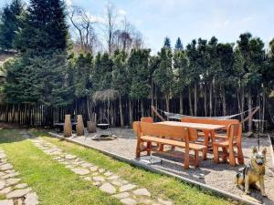 Giardino di Čarovná chata pri potoku s krbom v interiéri