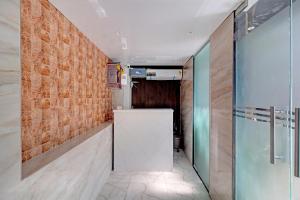 孟買的住宿－HOTEL OCCAZIA PARADISE，砖墙走廊