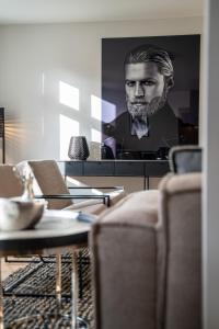 Una foto en blanco y negro de un hombre con barba. en Suite Home Apartments, en Weimar