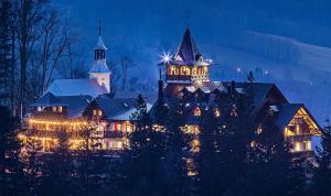 耶塞尼克十字山酒店的夜晚有圣诞灯的房子