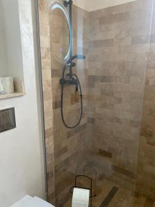 La salle de bains est pourvue d'une douche avec un pommeau de douche. dans l'établissement Apartament Timisoara 4, à Timişoara