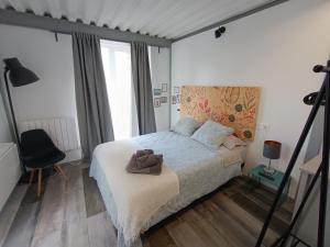 ein Schlafzimmer mit einem Bett und einem Handtuch darauf in der Unterkunft Estudio con encanto en Casco Antiguo de Burgos P2 in Burgos