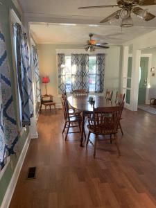 Φωτογραφία από το άλμπουμ του Mermaids & Mutts bungalow σε North Camellia Acres