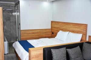 um quarto com uma cama com lençóis brancos e almofadas em Life Span Harbiye em Istambul