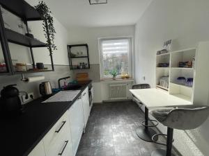 Kuchyň nebo kuchyňský kout v ubytování Fewo am Schlosspark