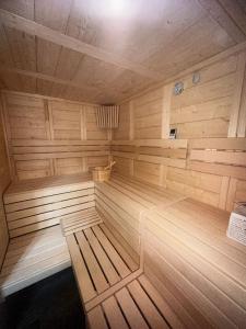 una gran sauna de madera con reloj. en Hotel Bulevard Predeal en Predeal