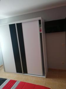 Televízia a/alebo spoločenská miestnosť v ubytovaní Casa Iglesias en pantin