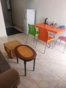 grupa krzeseł i stół w pokoju w obiekcie Magic view apartment w mieście Wadi Musa