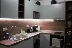 eine Küche mit einer Spüle und einer Arbeitsplatte in der Unterkunft ARIAL -Топ Център Варна in Warna