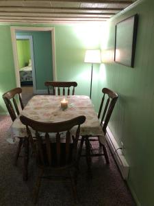 Una habitación con una mesa con una vela. en Rustic BEACH FRONT Basement Apt, Pet Friendly Wi-Fi apts en North Camellia Acres