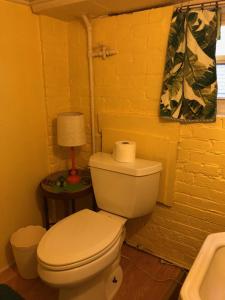 Um banheiro em Rustic BEACH FRONT Basement Apt, Pet Friendly Wi-Fi apts