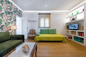 salon z zielonym łóżkiem i kanapą w obiekcie Vintage Boutique Penthouse w Pireusie